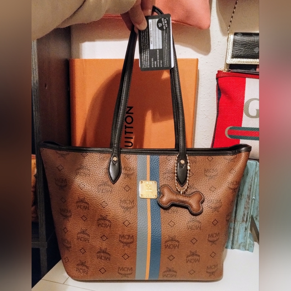 MCM Tote With MCM Bone Bag Charm And Card Of Authentication EUC - Picture 2 of 13